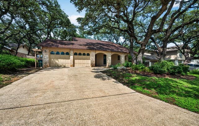 3-bedroom rental at 13515 Hollow View St in San Antonio, TX — photo 3