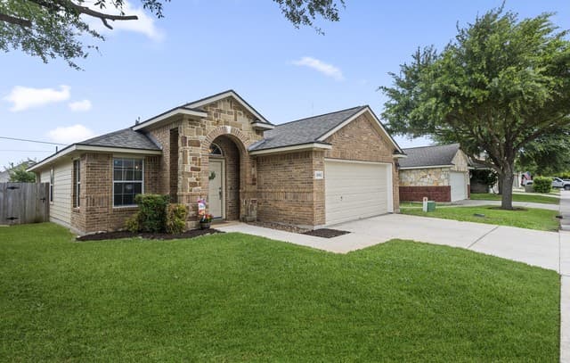 3-bedroom rental at 10002 Sun Ml in San Antonio, TX — photo 3