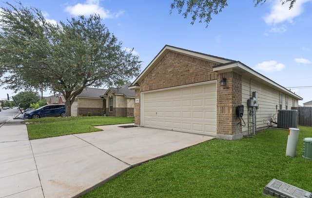 3-bedroom rental at 10002 Sun Ml in San Antonio, TX — photo 4