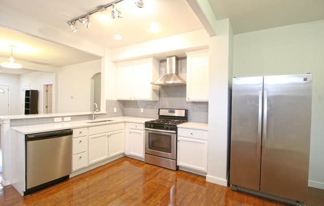 2-bedroom rental at 728 E Myrtle St in San Antonio, TX — photo 2