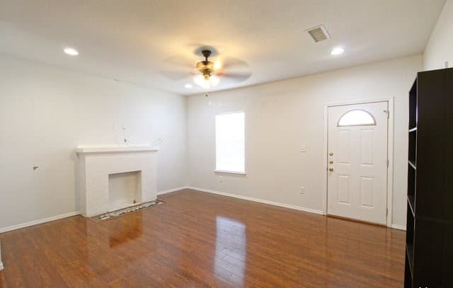2-bedroom rental at 728 E Myrtle St in San Antonio, TX — photo 3