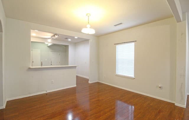 2-bedroom rental at 728 E Myrtle St in San Antonio, TX — photo 4
