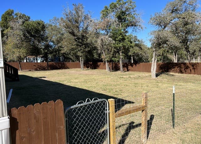 2-bedroom rental at 224 Oak View Dr in La Vernia, TX — photo 2