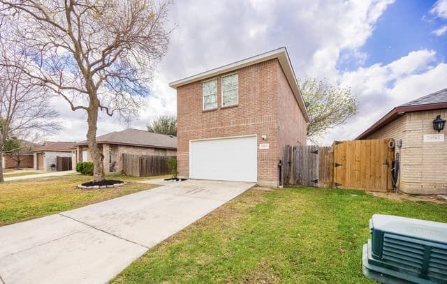 3-bedroom rental at 10634 Shaenpath in San Antonio, TX — photo 2