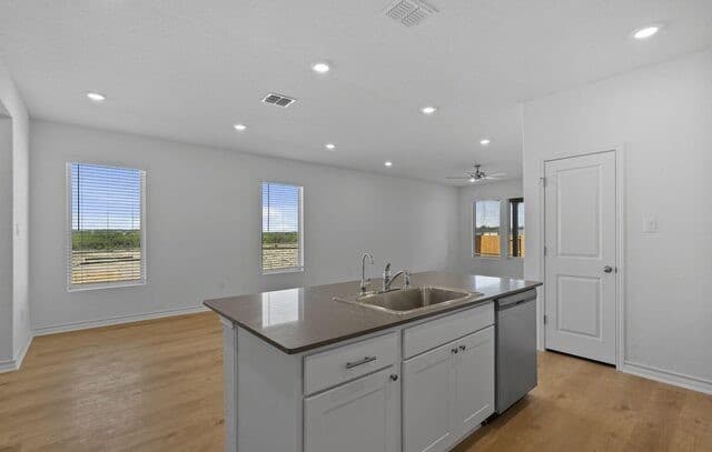 5-bedroom rental at 4958 Miagave in San Antonio, TX — photo 3