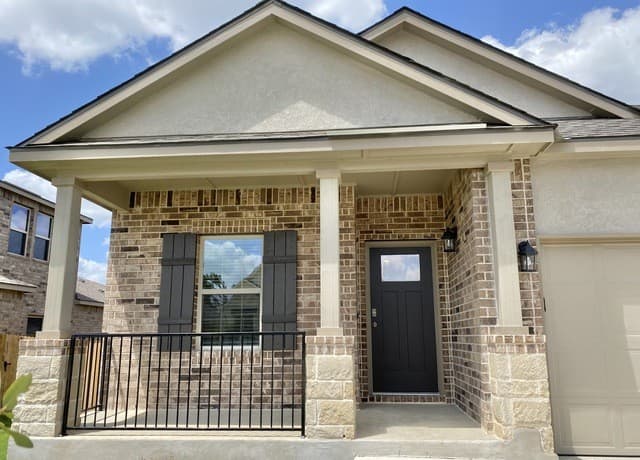 3-bedroom rental at 520 Scenic Song Dr in Spring Branch, TX — photo 2