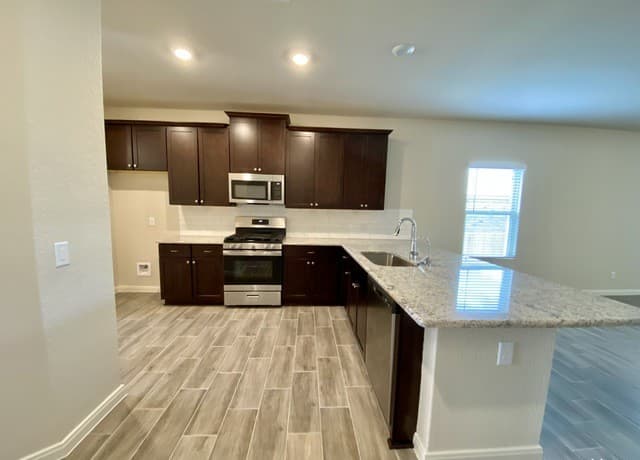 3-bedroom rental at 520 Scenic Song Dr in Spring Branch, TX — photo 5