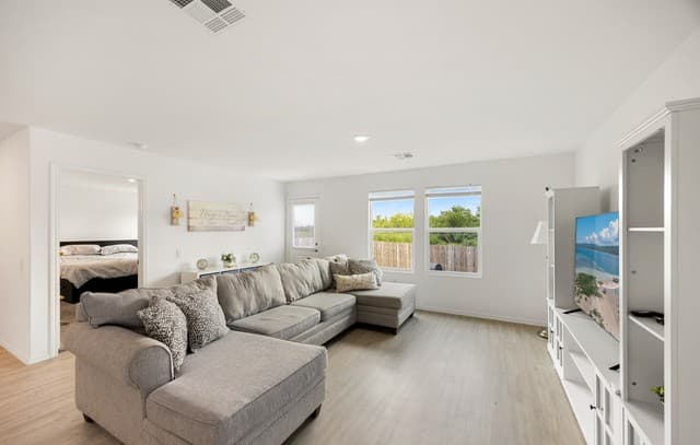 4-bedroom rental at 13643 Turnesa Ter in San Antonio, TX — photo 5