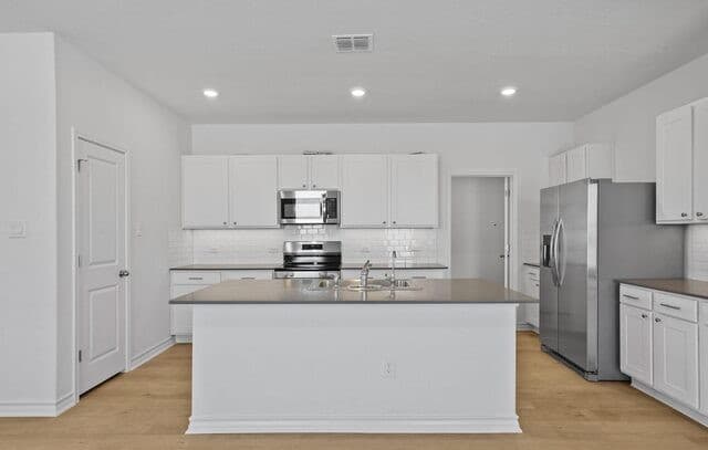 5-bedroom rental at 4947 Don Julio in San Antonio, TX — photo 2