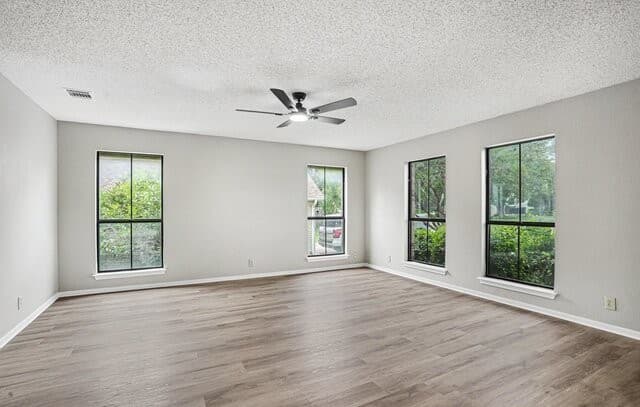 4-bedroom rental at 18030 Summer Knoll Dr in San Antonio, TX — photo 3