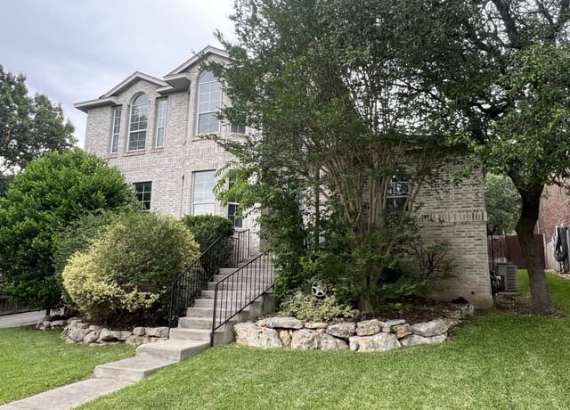 4-bedroom rental at 1346 Desert Link in San Antonio, TX — photo 2