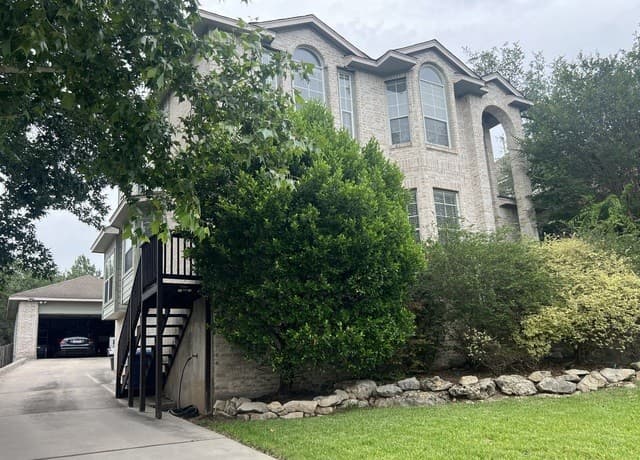 4-bedroom rental at 1346 Desert Link in San Antonio, TX — photo 3
