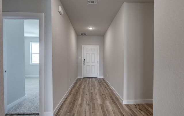 5-bedroom rental at 8404 Rocket View in San Antonio, TX — photo 4