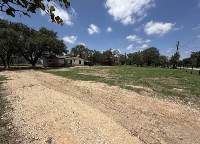3-bedroom rental at 505 Nottingham Dr in Poteet, TX — photo 2