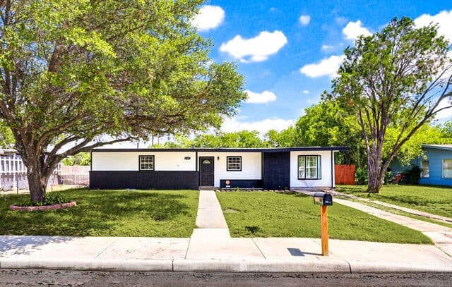 4-bedroom rental at 130 Chadwick Dr in San Antonio, TX — photo 1