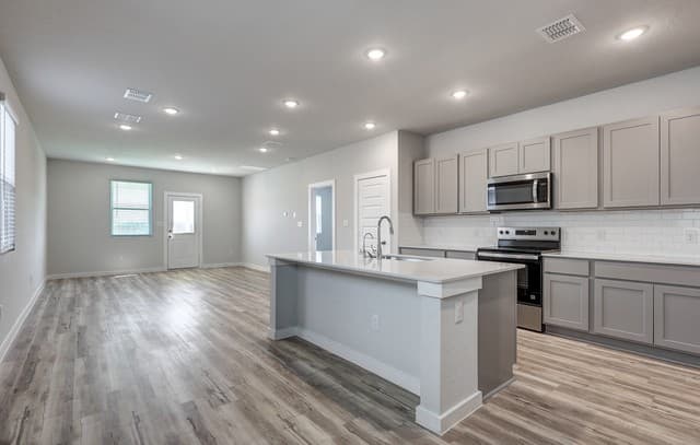 5-bedroom rental at 9946 Chavaneaux Lndg in San Antonio, TX — photo 2