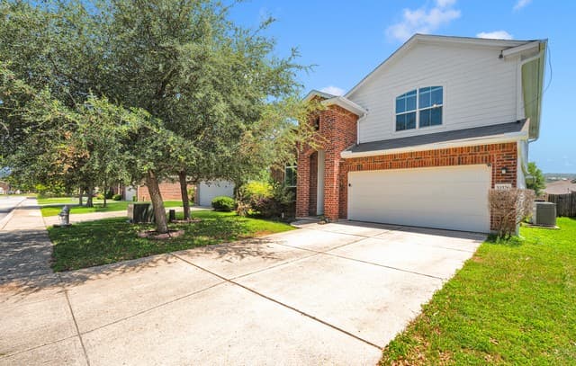 5-bedroom rental at 10326 Floore Hollow in San Antonio, TX — photo 1