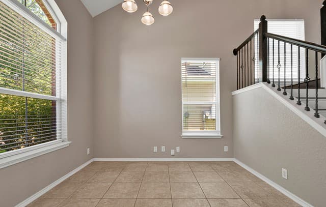 5-bedroom rental at 10326 Floore Hollow in San Antonio, TX — photo 2