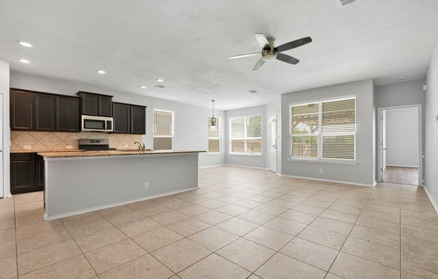 5-bedroom rental at 10326 Floore Hollow in San Antonio, TX — photo 3