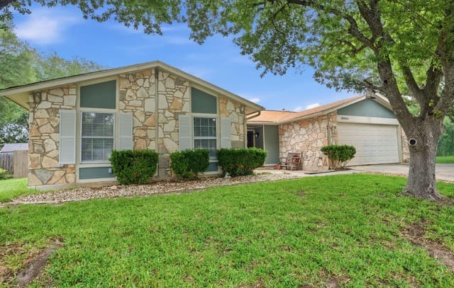 3-bedroom rental at 15054 Misty Bnd in San Antonio, TX — photo 1