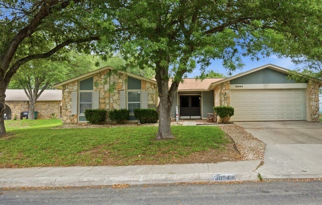 3-bedroom rental at 15054 Misty Bnd in San Antonio, TX — photo 2