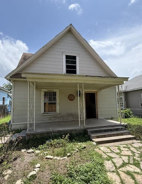 3-bedroom rental at 210 Chicago Blvd in San Antonio, TX — photo 1