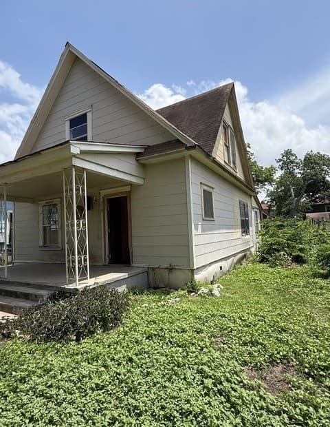 3-bedroom rental at 210 Chicago Blvd in San Antonio, TX — photo 2
