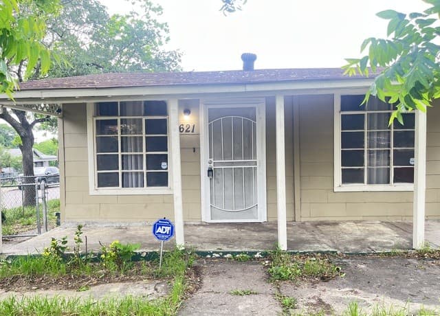 3-bedroom rental at 621 S Elmendorf in San Antonio, TX — photo 1