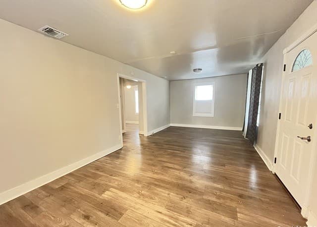 3-bedroom rental at 621 S Elmendorf in San Antonio, TX — photo 2