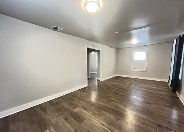 3-bedroom rental at 621 S Elmendorf in San Antonio, TX — photo 3