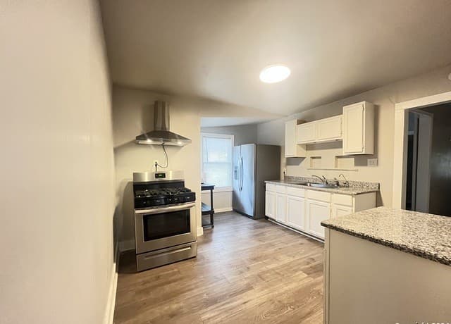 3-bedroom rental at 621 S Elmendorf in San Antonio, TX — photo 4