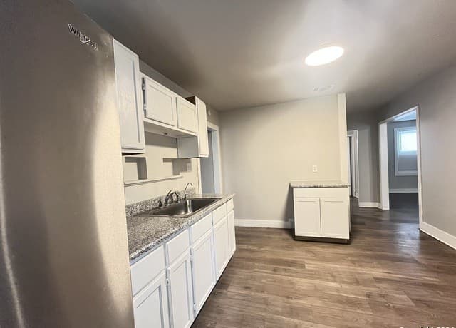 3-bedroom rental at 621 S Elmendorf in San Antonio, TX — photo 5