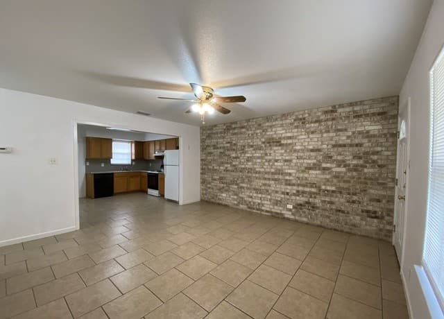 rental at 1207 & 1209 W Goodwin St in Pleasanton, TX — photo 1