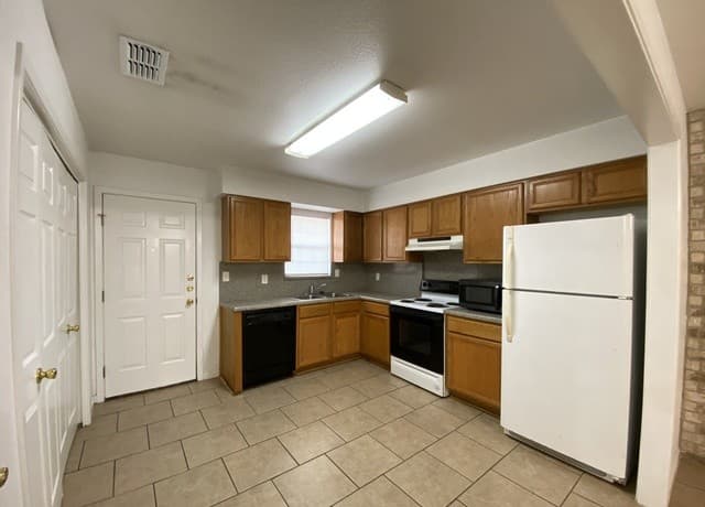 rental at 1207 & 1209 W Goodwin St in Pleasanton, TX — photo 2