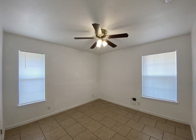 rental at 1207 & 1209 W Goodwin St in Pleasanton, TX — photo 3