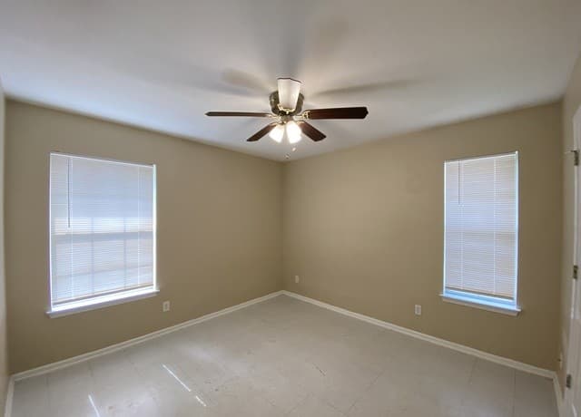rental at 1207 & 1209 W Goodwin St in Pleasanton, TX — photo 4