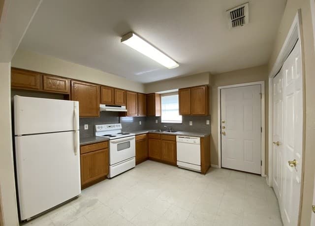 rental at 1207 & 1209 W Goodwin St in Pleasanton, TX — photo 5