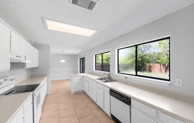 4-bedroom rental at 7607 Woller Pl in San Antonio, TX — photo 4