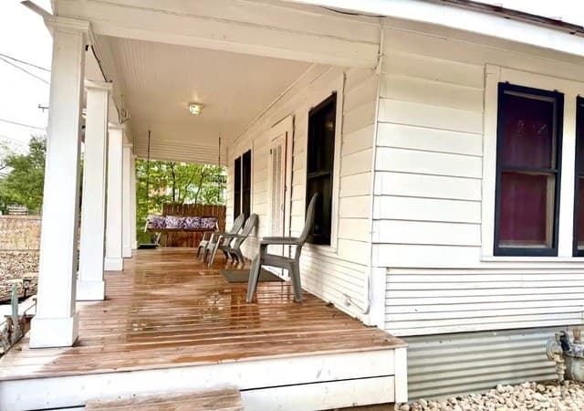 3-bedroom rental at 1518 W Craig Pl in San Antonio, TX — photo 2
