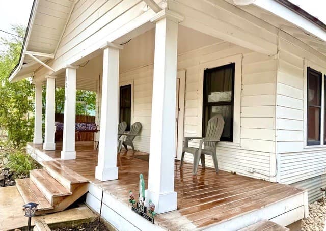 3-bedroom rental at 1518 W Craig Pl in San Antonio, TX — photo 3