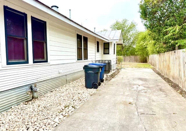 3-bedroom rental at 1518 W Craig Pl in San Antonio, TX — photo 4