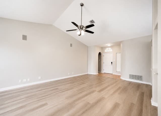3-bedroom rental at 6155 Heritage Place Dr in San Antonio, TX — photo 5