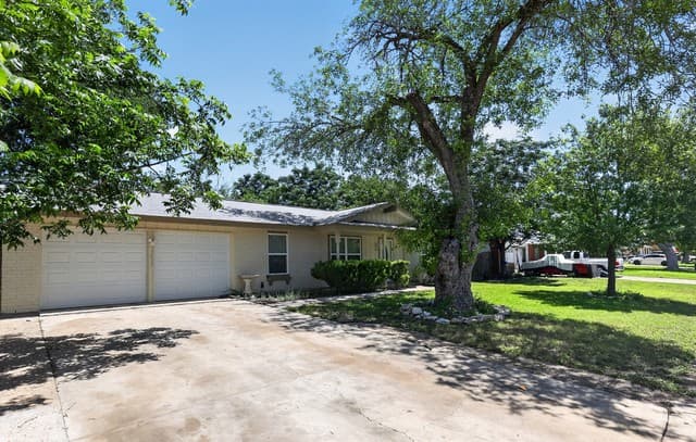 3-bedroom rental at 5615 Brandemere Dr in San Antonio, TX — photo 4