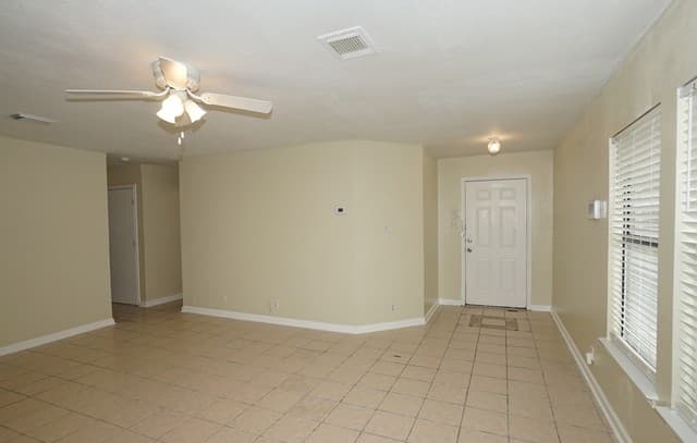 3-bedroom rental at 7903 Bowens Crossing St in San Antonio, TX — photo 5