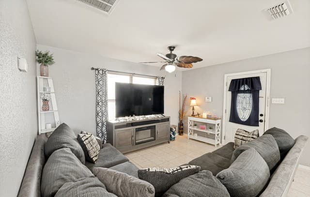 3-bedroom rental at 223 Whitman Ave in San Antonio, TX — photo 2