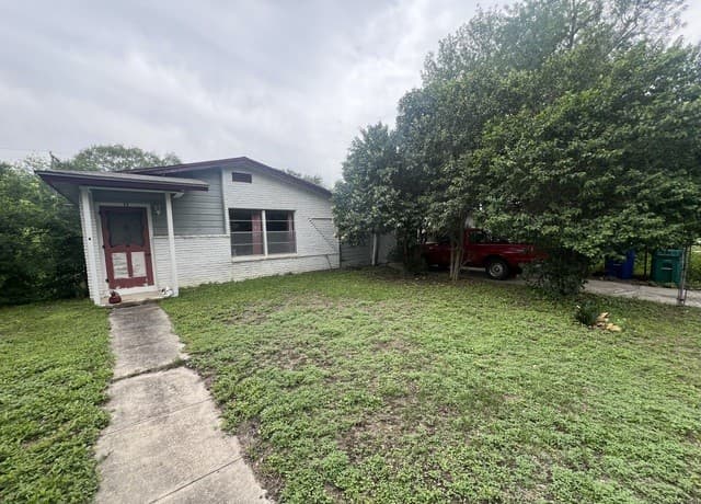 3-bedroom rental at 7518 Buckboard in San Antonio, TX — photo 2