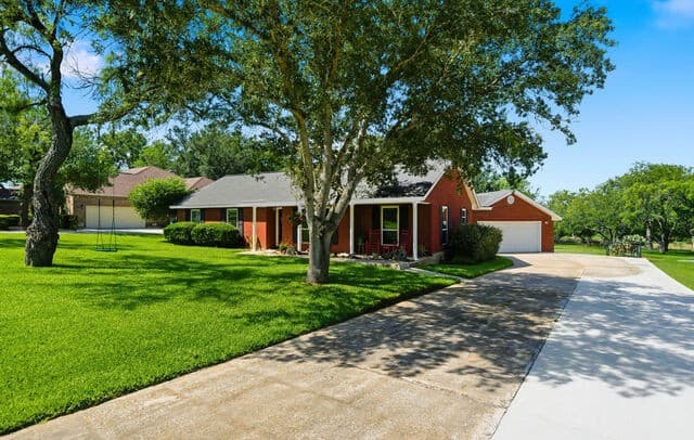 3-bedroom rental at 103 Oaklawn in Floresville, TX — photo 1