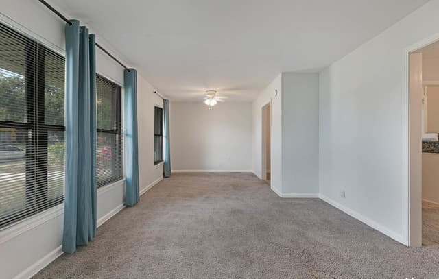 2-bedroom rental at 463 Cherry Ridge Dr in San Antonio, TX — photo 4