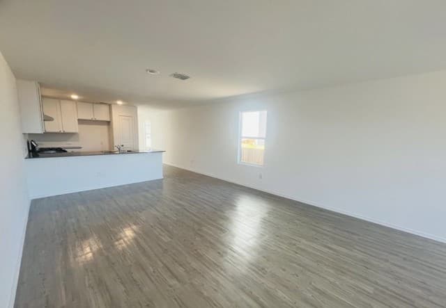 4-bedroom rental at 8911 Sumners Wise in Converse, TX — photo 3
