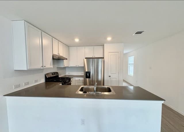 4-bedroom rental at 8911 Sumners Wise in Converse, TX — photo 5